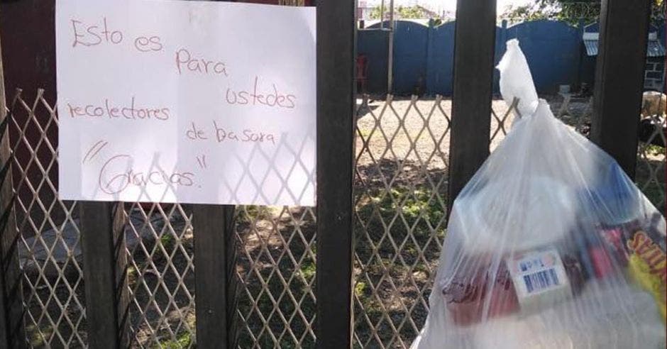 Foto de bolsa con alimentos y un mensaje de agradecimiento a recolectores de desechos