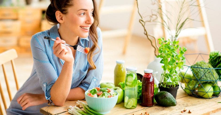 Mujer comiendo ensalada