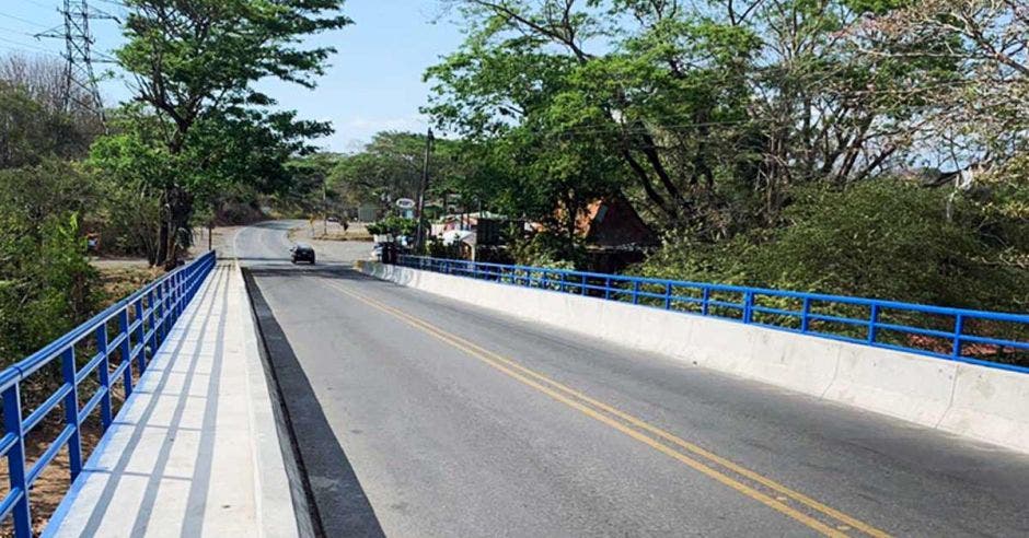 Foto que muestra el paso peatonal reforzado en el puente sobre el Tárcoles