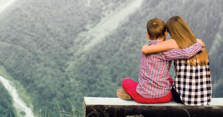 Una niña y un niño contemplan la naturaleza, mirando hacia el futuro.