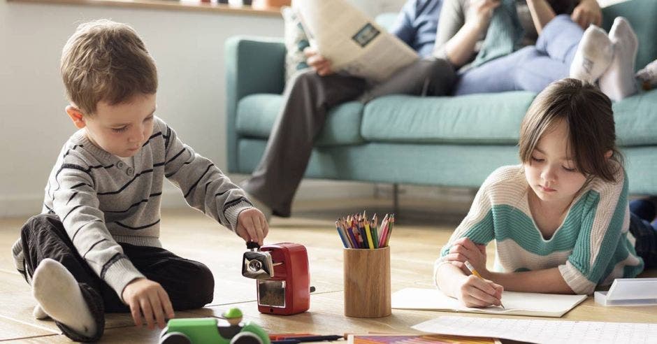 Niños aprendiendo en casa