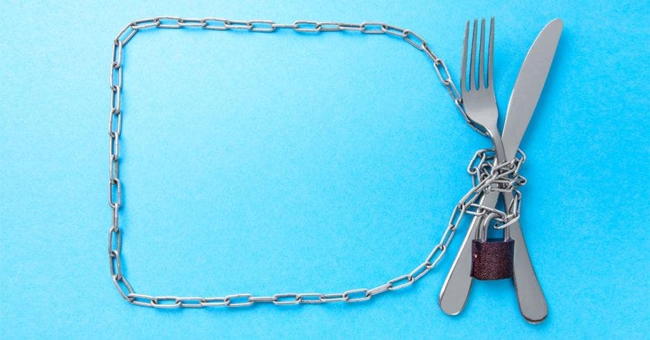 Una cadena sobre un tenedor y un cubierto