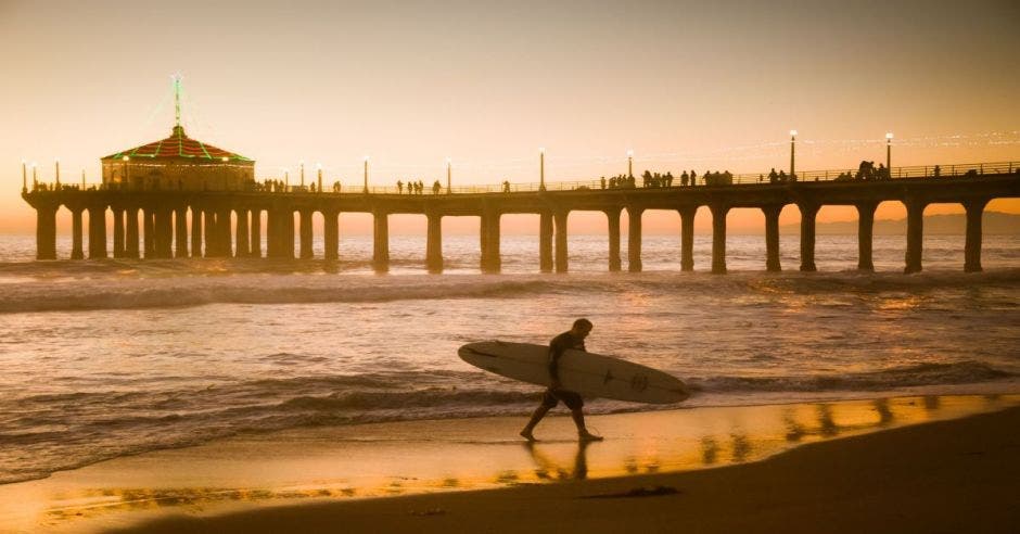 playa y surfista