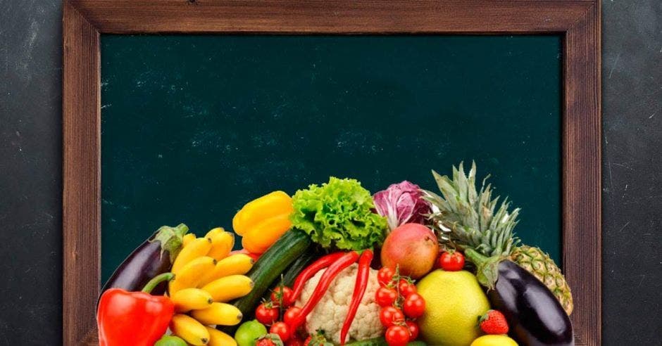 Un cajón de frutas de verduras