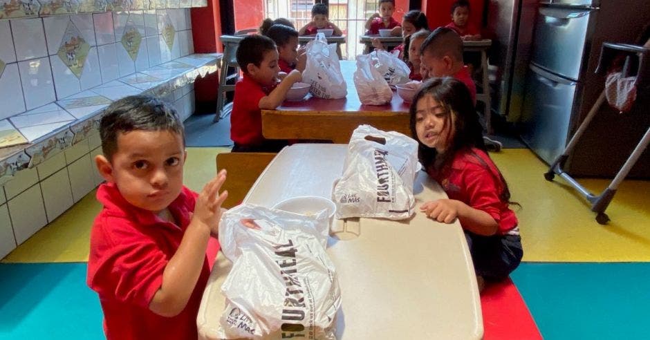 Niños en una mesa con bolsas de Taco Bell