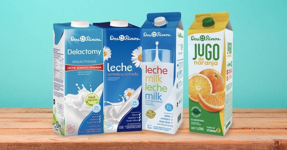 Tres cartones de leche y uno de jugo de naranja