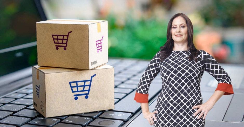 Mariela Pacheco, de Walmart, junto a un par de cajas