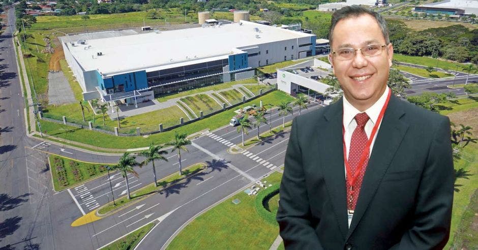 Carlos Wong, presidente de Asociación de Zonas Francas, con una planta industrial de fondo.