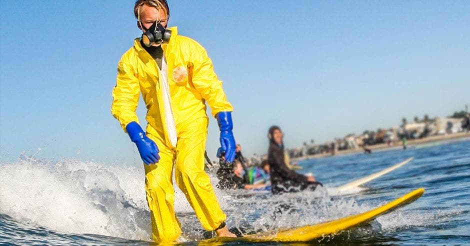 surfista con mascarilla