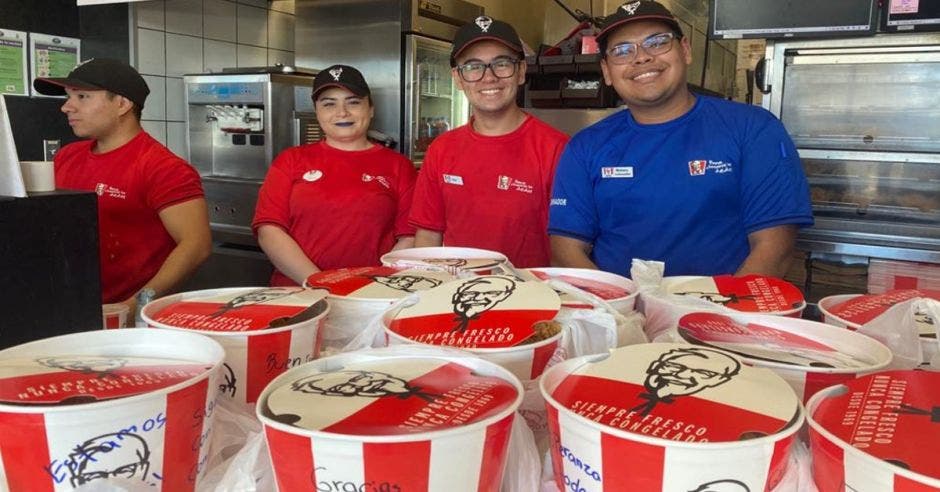 Empleados de KFC con cajas de pollo