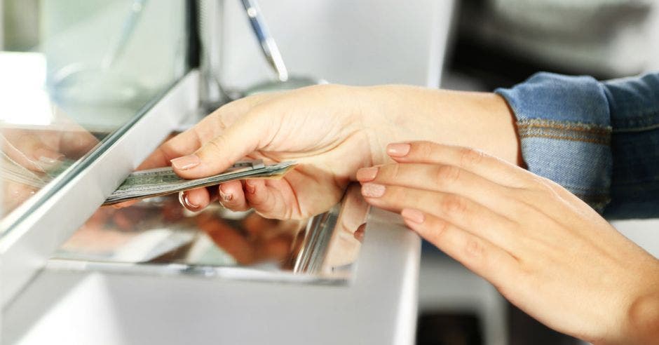 persona  en una caja de  banco