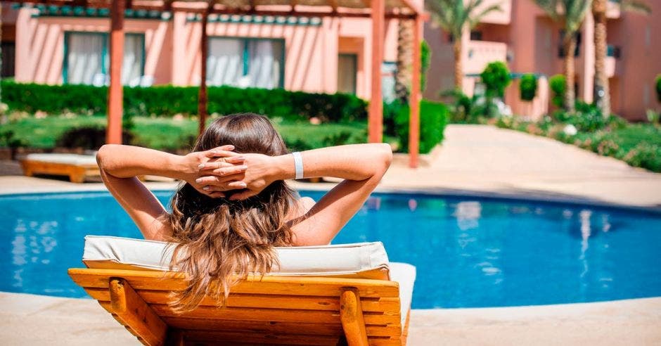 persona en una piscina de una condominio