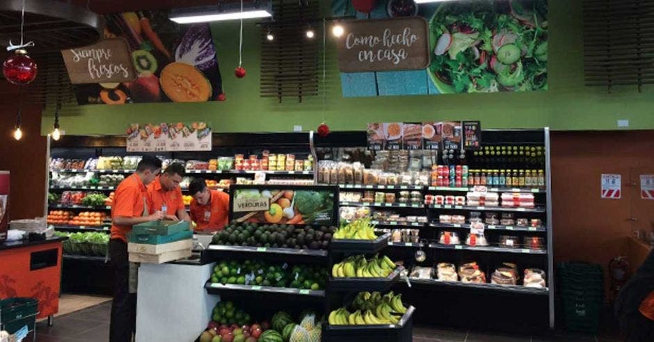 Sección de brutas y verduras de una tienda de conveniencia