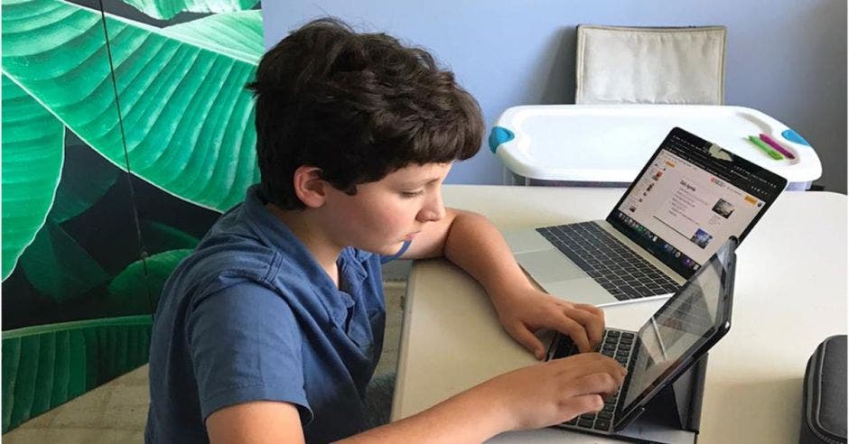 Niño con computadora