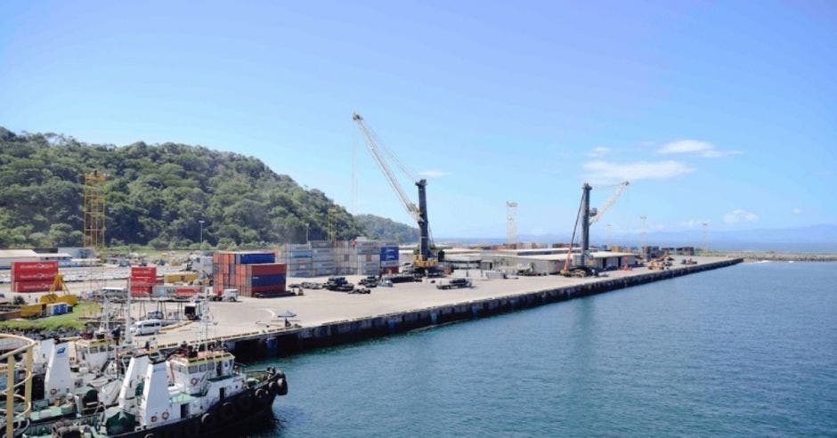 Un barco encallado en un puerto