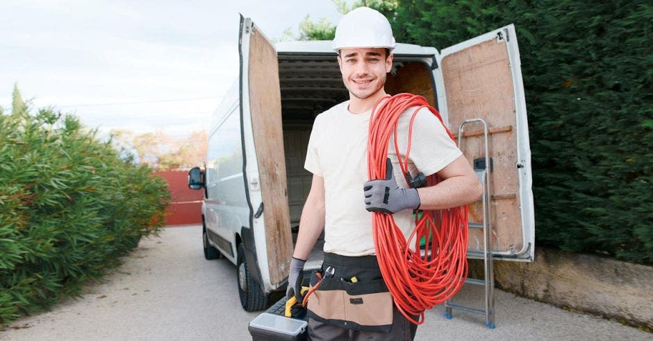 Se recomienda a los usuarios que, ante cualquier afectación sobre la calidad de los servicios de telecomunicaciones, acudan primero a sus proveedores y en caso de no encontrar respuesta, escalar el caso ante la Sutel. Shutterstock/La República 417439669