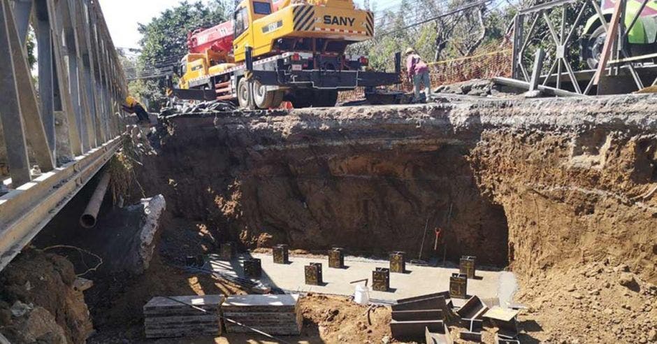 Operadores trabajando en el armado de las bases de la estructura.