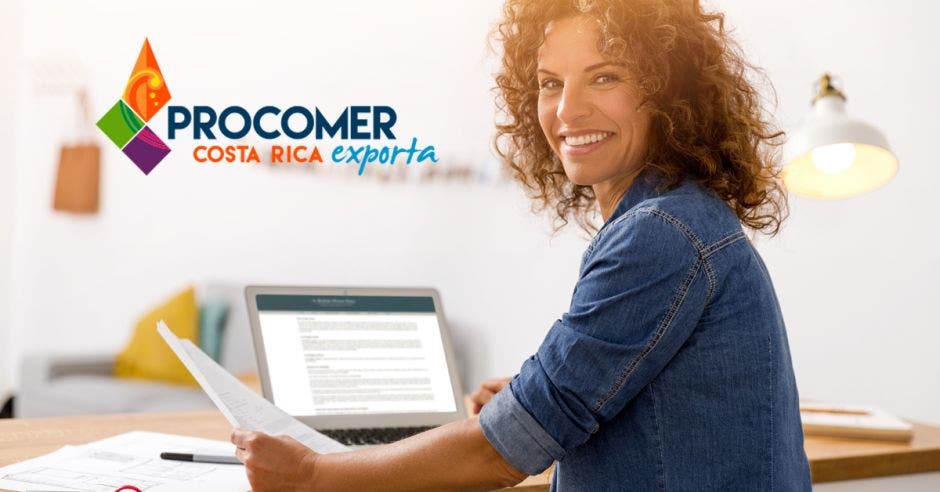 Mujer en computadora