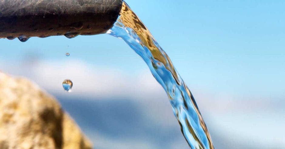 Foto de tubería vertiendo agua