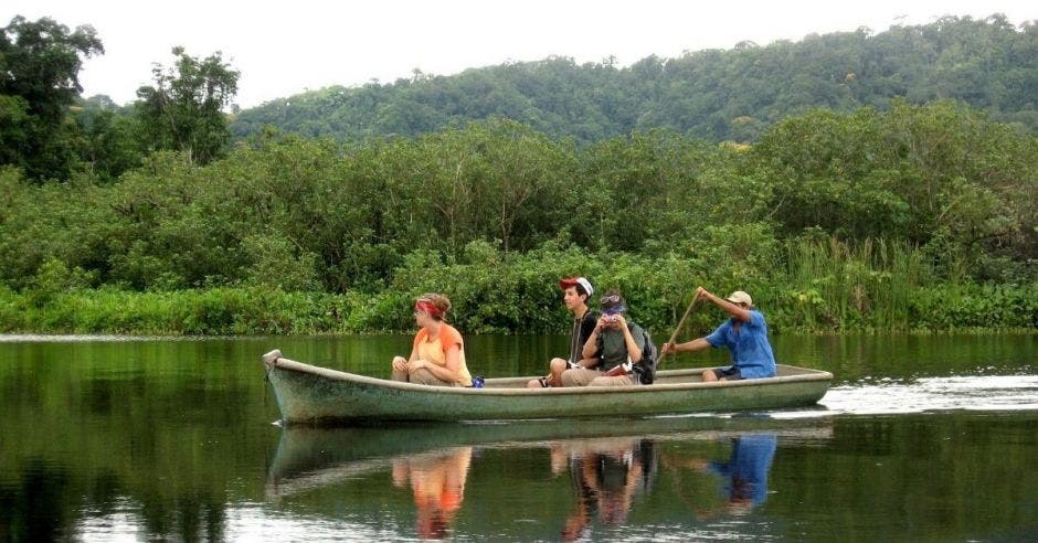 personas en una panga en un río