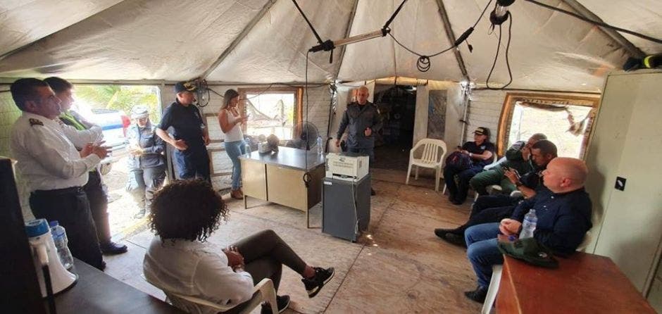 Jerarcas de las policías reunidos en una carpa