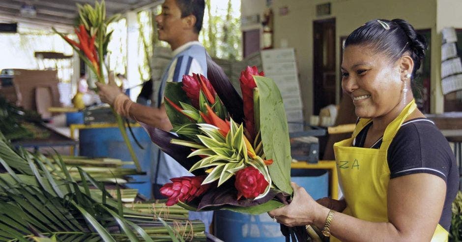 personas en línea de trabajo en una maquila de flores