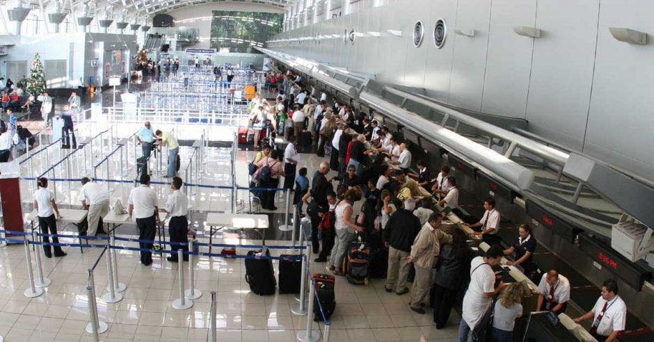 Lobby de un aeropuerto lleno de personas