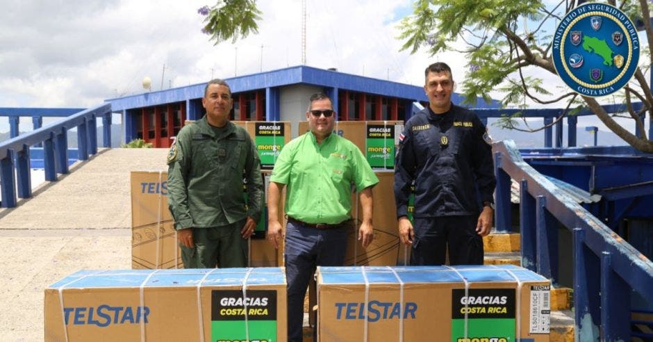 Tres hombres entregando donación