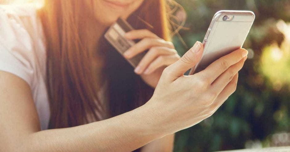 Mujer usando el celular