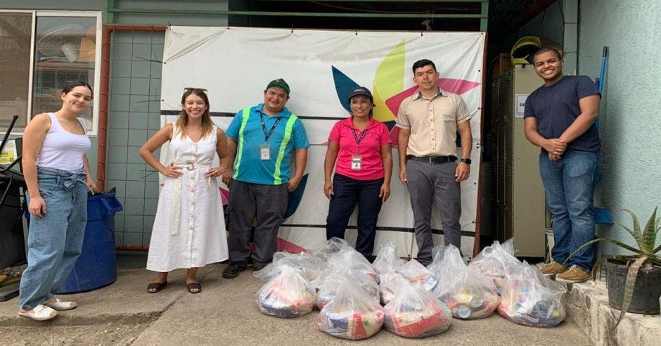 Jóvenes con bolsas de alimentos