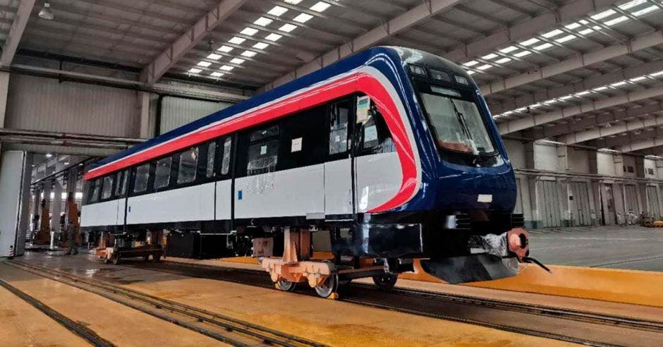 Un ejemplar de la carrocería de los nuevos trenes en el taller