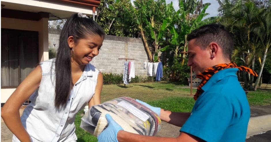 Joven recibiendo paquete de alimentos