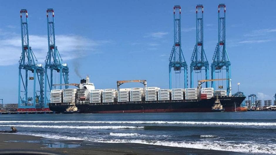 Barco de Maerks siendo despachado en Moín