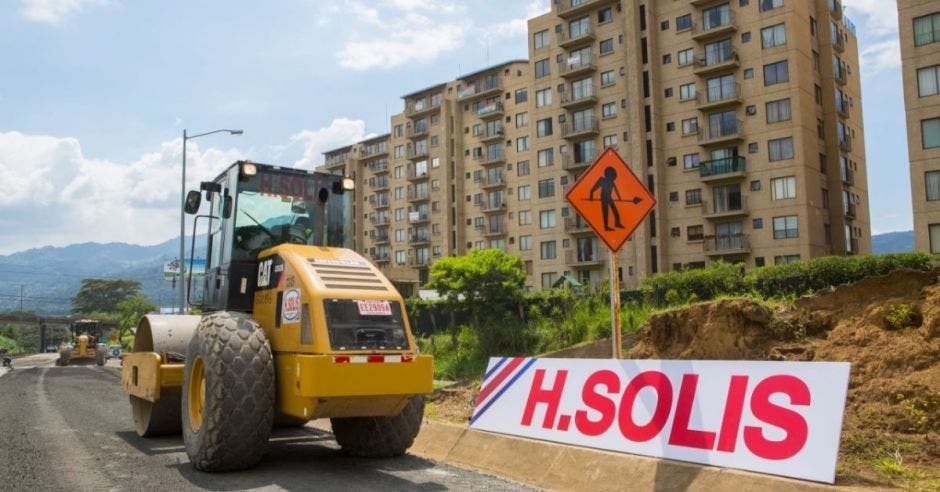 Maquina de la empresa H Solís en un plan vial