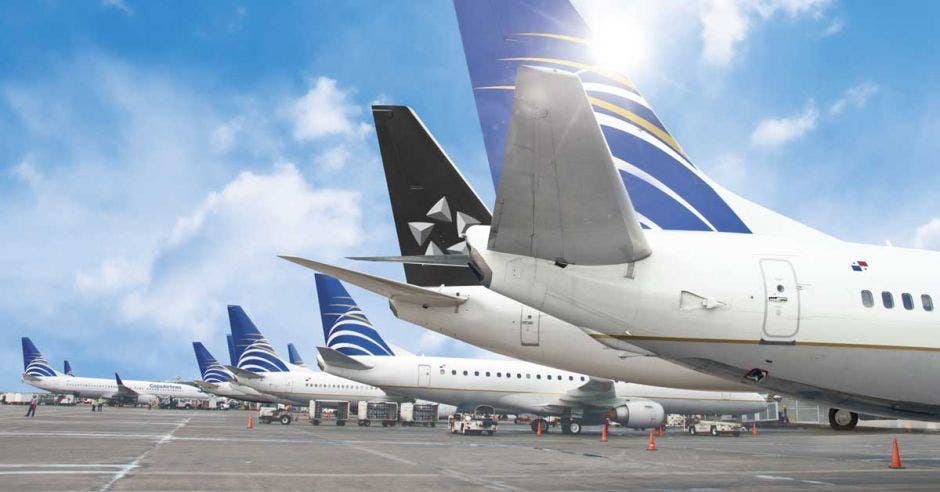 Una linea de aviones de copa airlines color blanco con azul