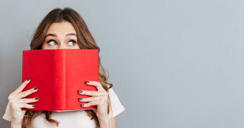 Mujer con libro rojo