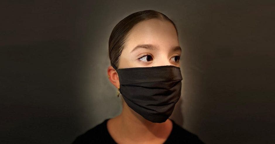 Mujer con mascarilla negra