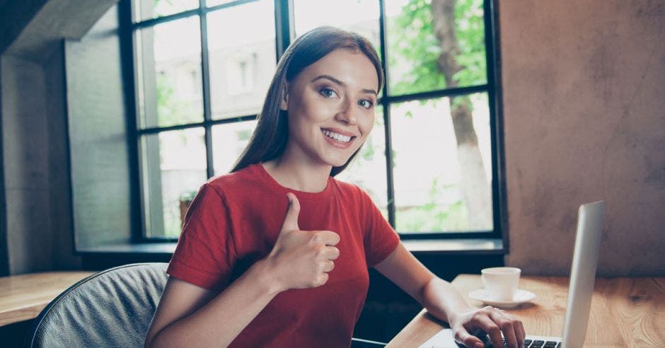 mujer en computadora