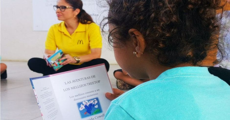 Niña leyendo