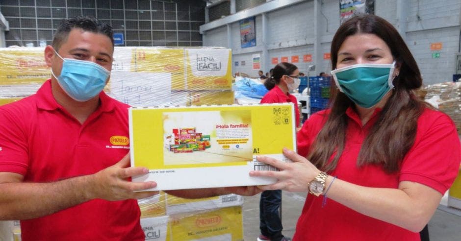 Dos personas con mascarillas y productos Pozuelo