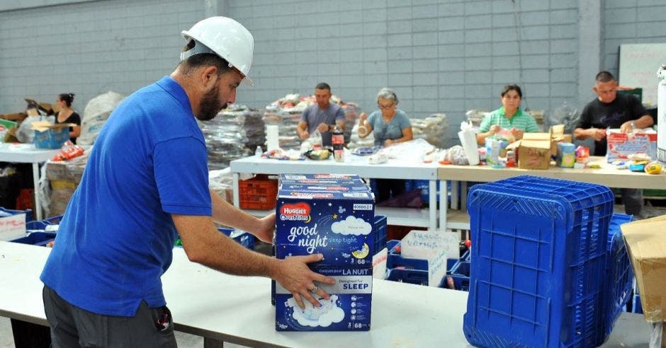 persona con pañales  huggies en el banco  de alimentos