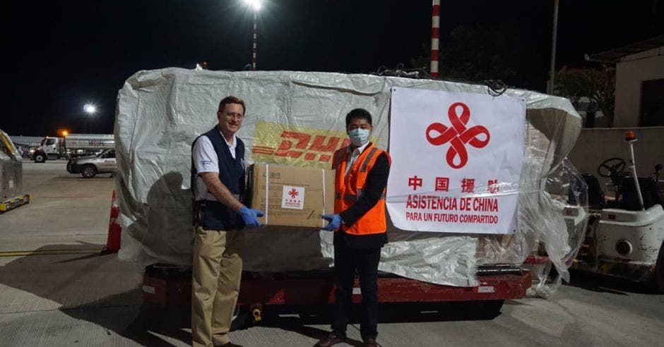 Román Macaya recibiendo los insumos médicos donados por China