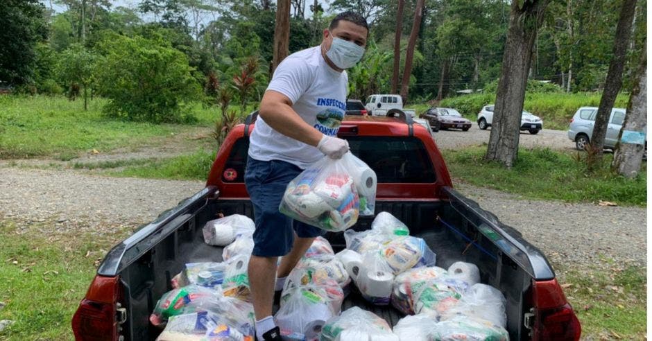 Hombre repartiendo bolsas de alimentos