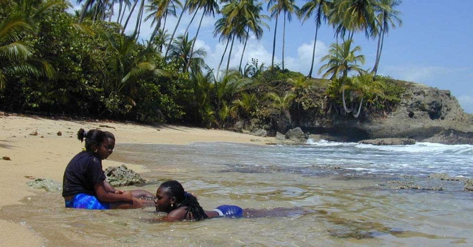 dos mujeres descansan en una playa limonense