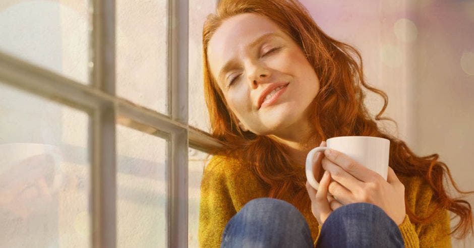 Una muchacha descansa junto a su ventana