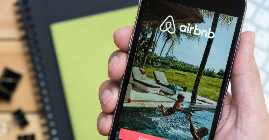 Celular con app de Aribnb