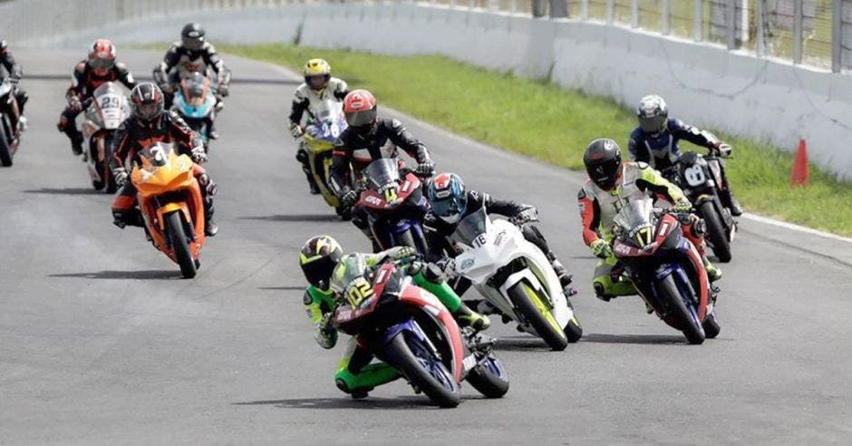 Un grupo de motociclistas corre en una pista