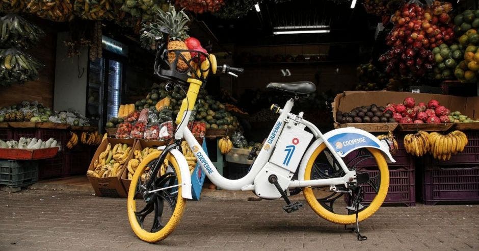 Una bicicleta color blanco en la vía pública