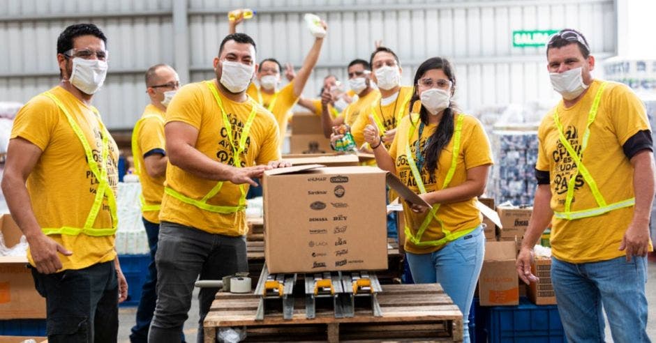 Empleados de fifco con cajas