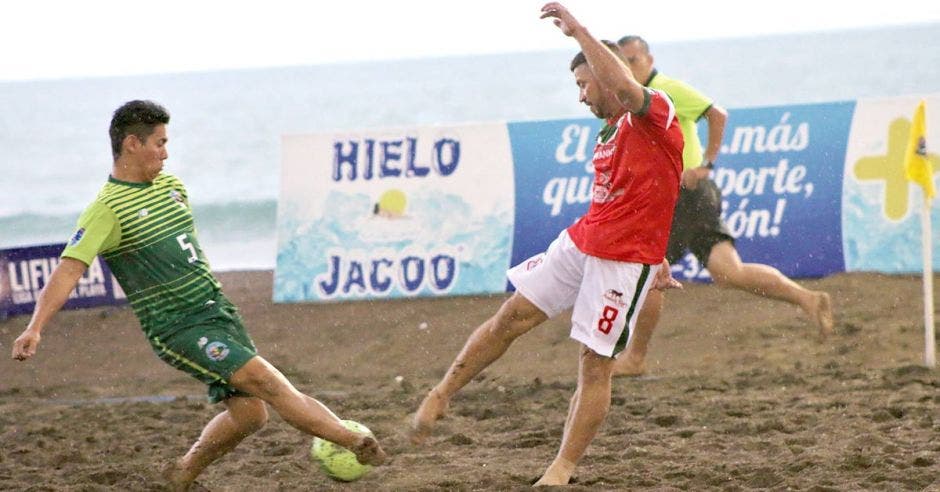 jugadores pelean por bola en arena